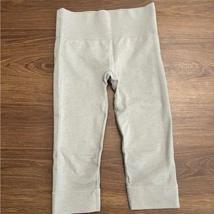 Lululemon light gray cropped leggings. Size 6